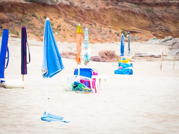 Закрытые зонтики на пляже — стоковое фото