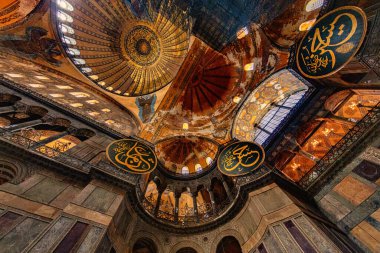 Antik Ayasofya Bazilikası 'nın içi. İstanbul 'un başlıca camii Aya Sofia, yaklaşık 500 yıl boyunca pek çok diğer Osmanlı camisine örnek oldu.. 