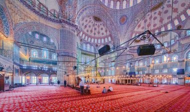 Mavi Cami (Türkçe: Sultan Ahmet Camii) İstanbul, Türkiye 'nin iç tavanını süslüyor