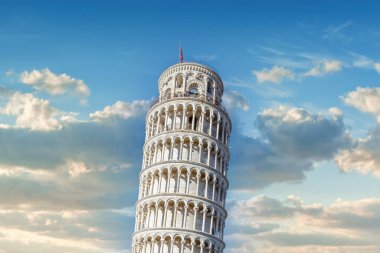 Eğik Pisa Kulesi (İtalyanca: Tower of Pisa), İtalya 'nın Pisa şehrinin Pisa katedralinin bir çan kulesidir. 12. yüzyılda yapılmış. Eğik Pisa Kulesi, İtalya 