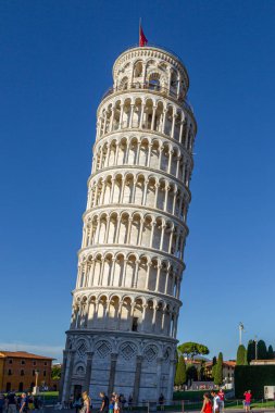 Eğik Pisa Kulesi (İtalyanca: Tower of Pisa), İtalya 'nın Pisa şehrinin Pisa katedralinin bir çan kulesidir. 12. yüzyılda yapılmış. Eğik Pisa Kulesi, İtalya 