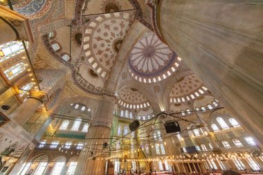 Mavi Cami (Türkçe: Sultan Ahmet Camii) İstanbul, Türkiye 'nin iç tavanını süslüyor