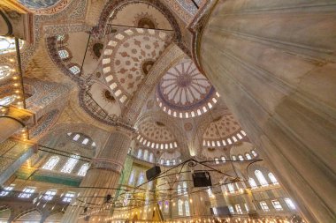 Mavi Cami (Türkçe: Sultan Ahmet Camii) İstanbul, Türkiye 'nin iç tavanını süslüyor
