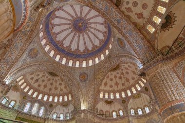 Mavi Cami (Türkçe: Sultan Ahmet Camii) İstanbul, Türkiye 'nin iç tavanını süslüyor