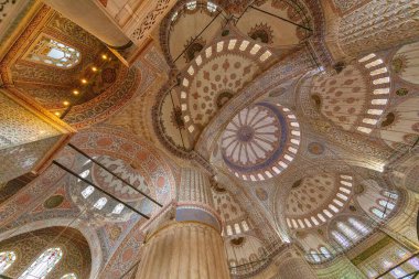 Mavi Cami (Türkçe: Sultan Ahmet Camii) İstanbul, Türkiye 'nin iç tavanını süslüyor