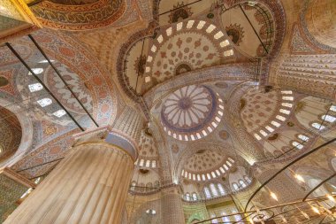 Mavi Cami (Türkçe: Sultan Ahmet Camii) İstanbul, Türkiye 'nin iç tavanını süslüyor