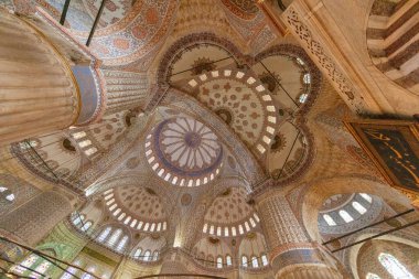 Mavi Cami (Türkçe: Sultan Ahmet Camii) İstanbul, Türkiye 'nin iç tavanını süslüyor