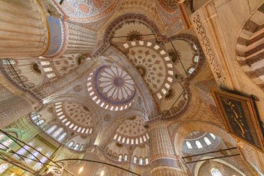 Mavi Cami (Türkçe: Sultan Ahmet Camii) İstanbul, Türkiye 'nin iç tavanını süslüyor