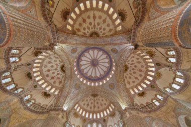 Mavi Cami (Türkçe: Sultan Ahmet Camii) İstanbul, Türkiye 'nin iç tavanını süslüyor