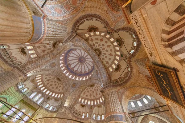 Blå Moskén Turkiska Sultan Ahmet Camii Utsmyckat Innertak Istanbul Turkiet — Stockfoto