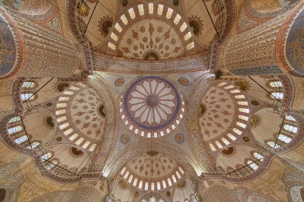 Mavi Cami (Türkçe: Sultan Ahmet Camii) İstanbul, Türkiye 'nin iç tavanını süslüyor