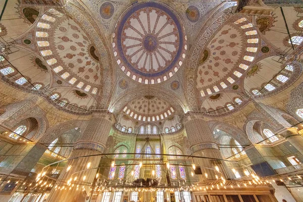 Blå Moskén Turkiska Sultan Ahmet Camii Utsmyckat Innertak Istanbul Turkiet — Stockfoto