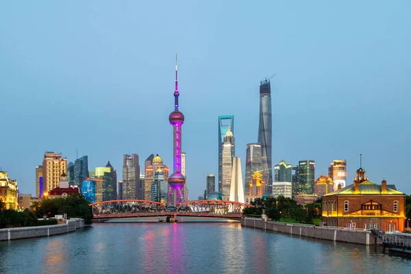 Huangpu nehrinin oradaki Şangay 'ın ufuk çizgisi