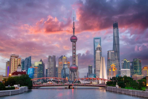 Huangpu nehrinin oradaki Şangay 'ın ufuk çizgisi