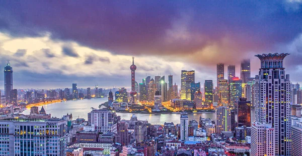 Huangpu nehrinin oradaki Şangay 'ın ufuk çizgisi
