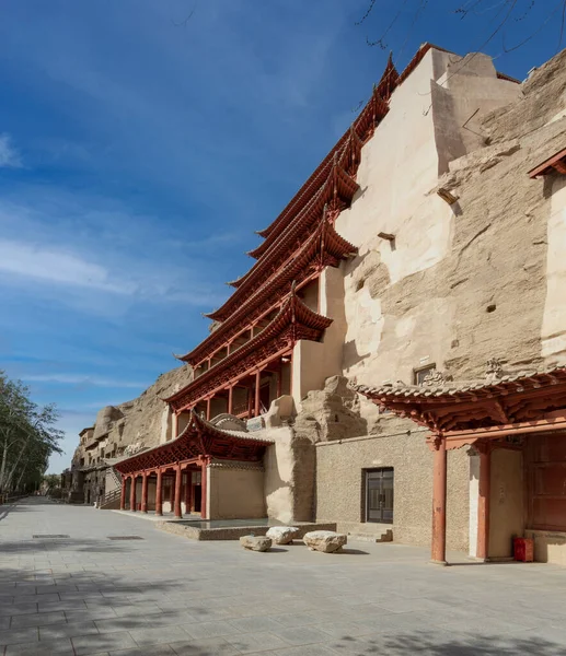 Dunhuang 'da Mogao Grottoes' un dokuz katlı binası.