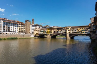 Ponte Vecchio ya da İtalya 'nın Floransa kentindeki Arno Nehri üzerindeki Eski Köprü. Mücevherleri, sanat atölyeleri ve renkli binaları olan kemer köprüsü ünlü bir turistik merkezdir.