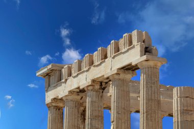 Güneşli bir günde Parthenon tapınağı. Atina, Yunanistan 'da Akropolis. Parthenon, Yunanistan 'daki Atinalı Akropolis tapınağı olup tanrıça Athena' ya adanmıştır..