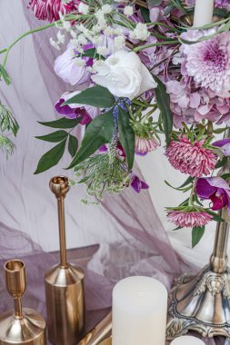 Gri ton, yaşam tarzı, yüksek gri renk, eski yöntemleri yenileme tarzı, yeşil.