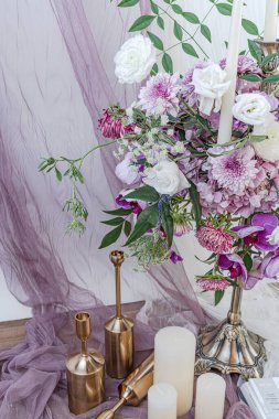 Gri ton, yaşam tarzı, yüksek gri renk, eski yöntemleri yenileme tarzı, yeşil.