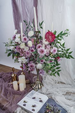 Gri ton, yaşam tarzı, yüksek gri renk, eski yöntemleri yenileme tarzı, yeşil.