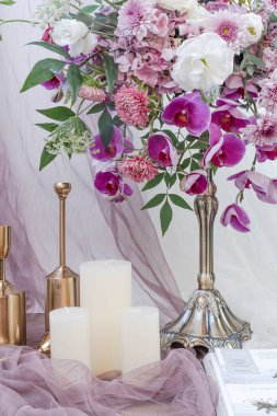 Gri ton, yaşam tarzı, yüksek gri renk, eski yöntemleri yenileme tarzı, yeşil.