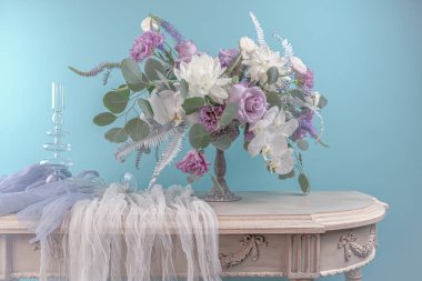 Gri ton, yaşam tarzı, yüksek gri renk, eski yöntemleri yenileme tarzı, yeşil.