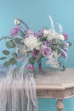 Gri ton, yaşam tarzı, yüksek gri renk, eski yöntemleri yenileme tarzı, yeşil.