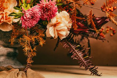 Gri ton, yaşam tarzı, yüksek gri renk, eski yöntemleri yenileme tarzı, yeşil.