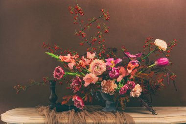 Gri ton, yaşam tarzı, yüksek gri renk, eski yöntemleri yenileme tarzı, yeşil.