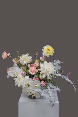 Gri ton, yaşam tarzı, yüksek gri renk, eski yöntemleri yenileme tarzı, yeşil.