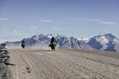 Dalton Karayolu James Dalton Otoyolu 414 millik çakıl yolu. Good 'tan Elliott' a, Kuzey Kutbu tundrasından Alaska 'ya kadar uzanıyor. Burada 360 mil uzunluğunda bir rota inşa edildi..