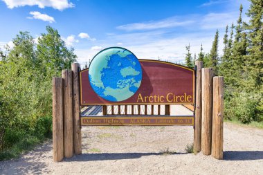 Dalton Karayolu James Dalton Otoyolu 414 millik çakıl yolu. Good 'tan Elliott' a, Kuzey Kutbu tundrasından Alaska 'ya kadar uzanıyor. Burada 360 mil uzunluğunda bir rota inşa edildi..