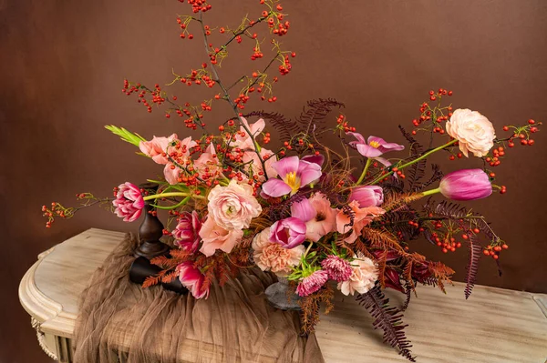 Gri ton, yaşam tarzı, yüksek gri renk, eski yöntemleri yenileme tarzı, yeşil.