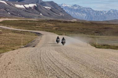 Dalton Karayolu James Dalton Otoyolu 414 millik çakıl yolu. Good 'tan Elliott' a, Kuzey Kutbu tundrasından Alaska 'ya kadar uzanıyor. Burada 360 mil uzunluğunda bir rota inşa edildi..