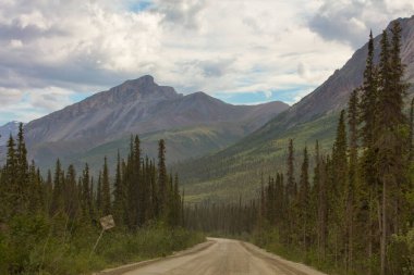 Dalton Karayolu James Dalton Otoyolu 414 millik çakıl yolu. Good 'tan Elliott' a, Kuzey Kutbu tundrasından Alaska 'ya kadar uzanıyor. Burada 360 mil uzunluğunda bir rota inşa edildi..