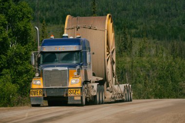 Dalton Karayolu James Dalton Otoyolu 414 millik çakıl yolu. Good 'tan Elliott' a, Kuzey Kutbu tundrasından Alaska 'ya kadar uzanıyor. Burada 360 mil uzunluğunda bir rota inşa edildi..