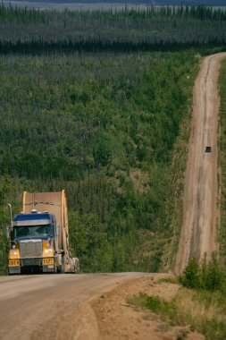 Dalton Karayolu James Dalton Otoyolu 414 millik çakıl yolu. Good 'tan Elliott' a, Kuzey Kutbu tundrasından Alaska 'ya kadar uzanıyor. Burada 360 mil uzunluğunda bir rota inşa edildi..
