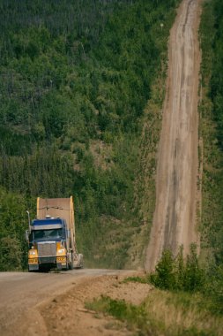 Dalton Karayolu James Dalton Otoyolu 414 millik çakıl yolu. Good 'tan Elliott' a, Kuzey Kutbu tundrasından Alaska 'ya kadar uzanıyor. Burada 360 mil uzunluğunda bir rota inşa edildi..