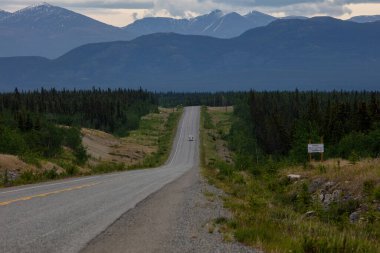 Dalton Karayolu James Dalton Otoyolu 414 millik çakıl yolu. Good 'tan Elliott' a, Kuzey Kutbu tundrasından Alaska 'ya kadar uzanıyor. Burada 360 mil uzunluğunda bir rota inşa edildi..