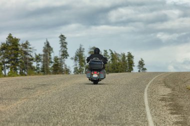 Dalton Karayolu James Dalton Otoyolu 414 millik çakıl yolu. Good 'tan Elliott' a, Kuzey Kutbu tundrasından Alaska 'ya kadar uzanıyor. Burada 360 mil uzunluğunda bir rota inşa edildi..