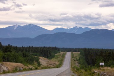 Dalton Karayolu James Dalton Otoyolu 414 millik çakıl yolu. Good 'tan Elliott' a, Kuzey Kutbu tundrasından Alaska 'ya kadar uzanıyor. Burada 360 mil uzunluğunda bir rota inşa edildi..