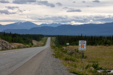 Dalton Karayolu James Dalton Otoyolu 414 millik çakıl yolu. Good 'tan Elliott' a, Kuzey Kutbu tundrasından Alaska 'ya kadar uzanıyor. Burada 360 mil uzunluğunda bir rota inşa edildi..