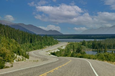Dalton Karayolu James Dalton Otoyolu 414 millik çakıl yolu. Good 'tan Elliott' a, Kuzey Kutbu tundrasından Alaska 'ya kadar uzanıyor. Burada 360 mil uzunluğunda bir rota inşa edildi.