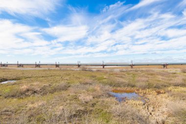 Dalton Karayolu James Dalton Otoyolu 414 millik çakıl yolu. Good 'tan Elliott' a, Kuzey Kutbu tundrasından Alaska 'ya kadar uzanıyor. Burada 360 mil uzunluğunda bir rota inşa edildi.