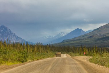 Dalton Karayolu James Dalton Otoyolu 414 millik çakıl yolu. Good 'tan Elliott' a, Kuzey Kutbu tundrasından Alaska 'ya kadar uzanıyor. Burada 360 mil uzunluğunda bir rota inşa edildi.
