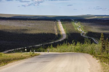 Dalton Karayolu James Dalton Otoyolu 414 millik çakıl yolu. Good 'tan Elliott' a, Kuzey Kutbu tundrasından Alaska 'ya kadar uzanıyor. Burada 360 mil uzunluğunda bir rota inşa edildi.