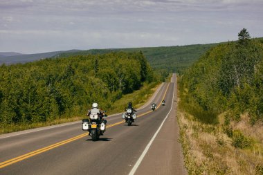 Dalton Karayolu James Dalton Otoyolu 414 millik çakıl yolu. Good 'tan Elliott' a, Kuzey Kutbu tundrasından Alaska 'ya kadar uzanıyor. Burada 360 mil uzunluğunda bir rota inşa edildi.