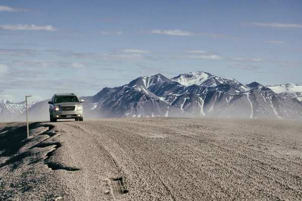 Dalton Karayolu James Dalton Otoyolu 414 millik çakıl yolu. Good 'tan Elliott' a, Kuzey Kutbu tundrasından Alaska 'ya kadar uzanıyor. Burada 360 mil uzunluğunda bir rota inşa edildi..