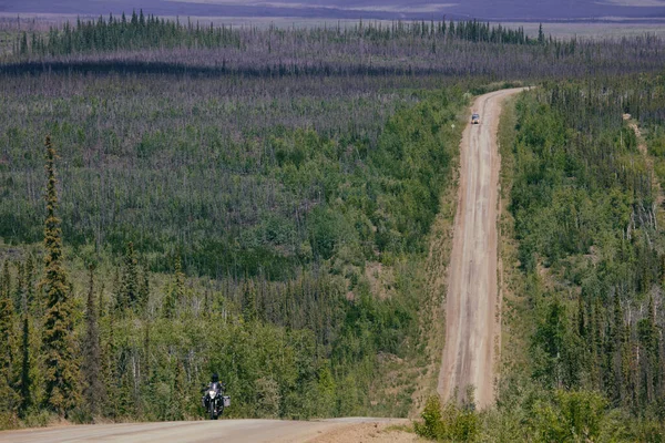 Dalton Karayolu James Dalton Otoyolu 414 millik çakıl yolu. Good 'tan Elliott' a, Kuzey Kutbu tundrasından Alaska 'ya kadar uzanıyor. Burada 360 mil uzunluğunda bir rota inşa edildi..
